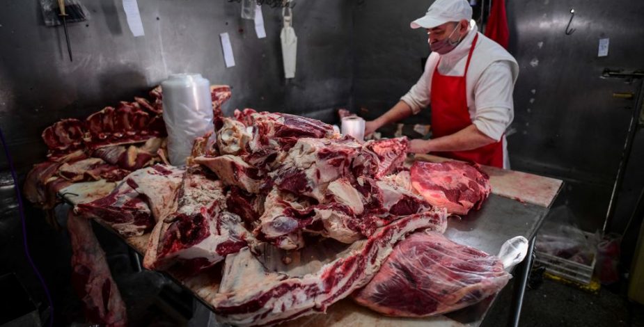 Gobierno de Argentina congeló los precios de 1.400 productos básicos para frenar la inflación