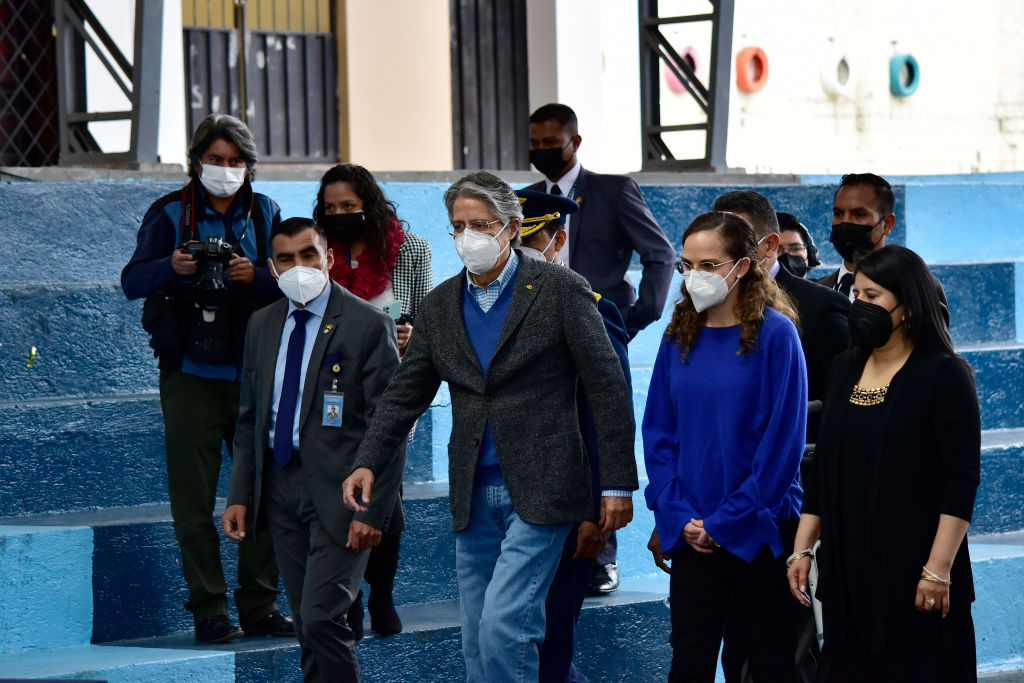 El mandatario ecuatoriano observa el retorno a clases presenciales en Quito