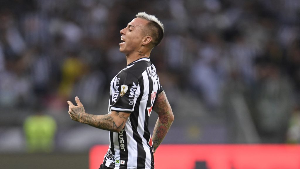 Eduardo Vargas aportó con tremenda asistencia a Diego Costa en la clasificación de Mineiro a la final de la Copa de Brasil