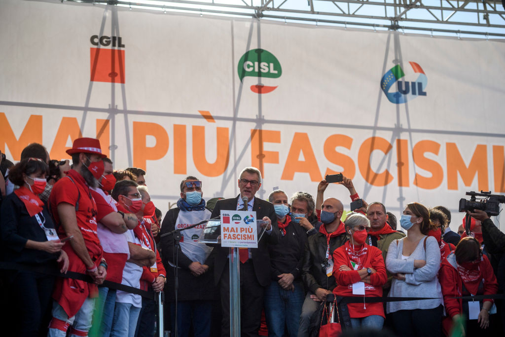 El líder sindical Maurizio Landini habla ante la multitud en Roma