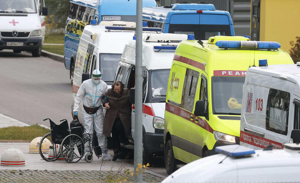 Larga fila de ambulancias con pacientes Covid-19 en hospital de Rusia