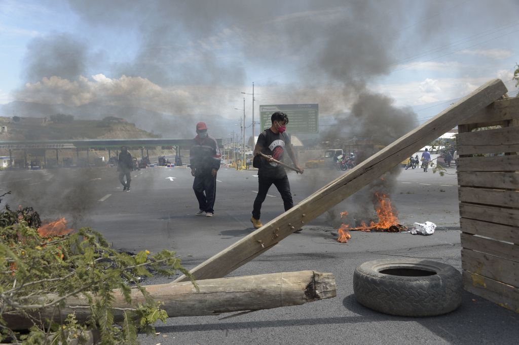 Grupos indigenas cortan uno de los accesos a la capital ecuatoriana Quito