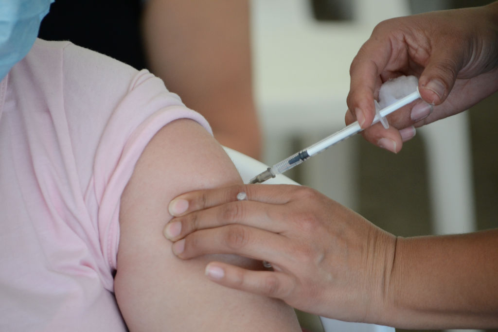 Trabajadora de la salud administra una dosis de la vacuna de Pfizer contra el Covid-19