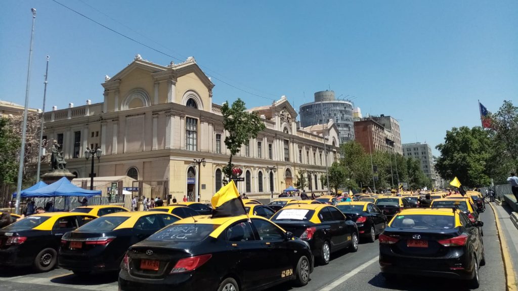 Taxistas paralizaron calles de Santiago pidiendo eliminar el impuesto específico a los combustibles e igual trato con aplicaciones
