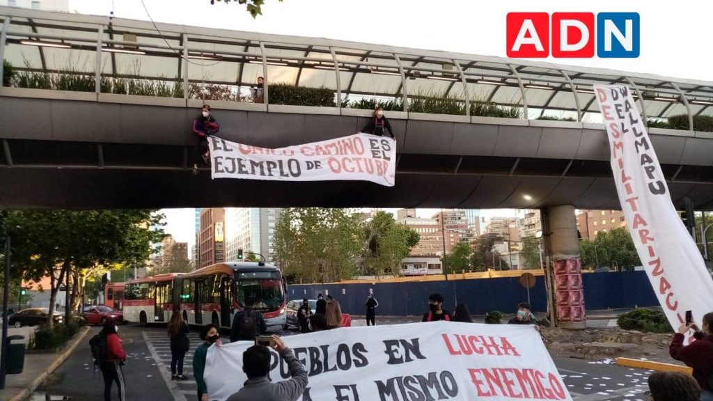 Estudiantes de la ACES protestaron en Providencia a dos años del estallido social: se colgaron de un puente peatonal