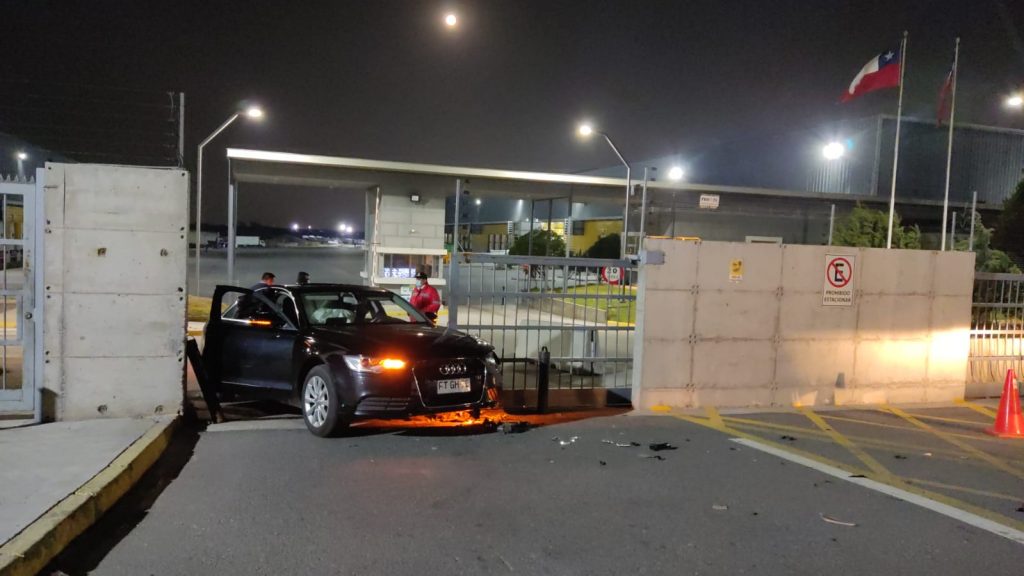 Robo en empresa de Pudahuel terminó en balacera y con un vehículo atrapado en una reja tras intento de escape