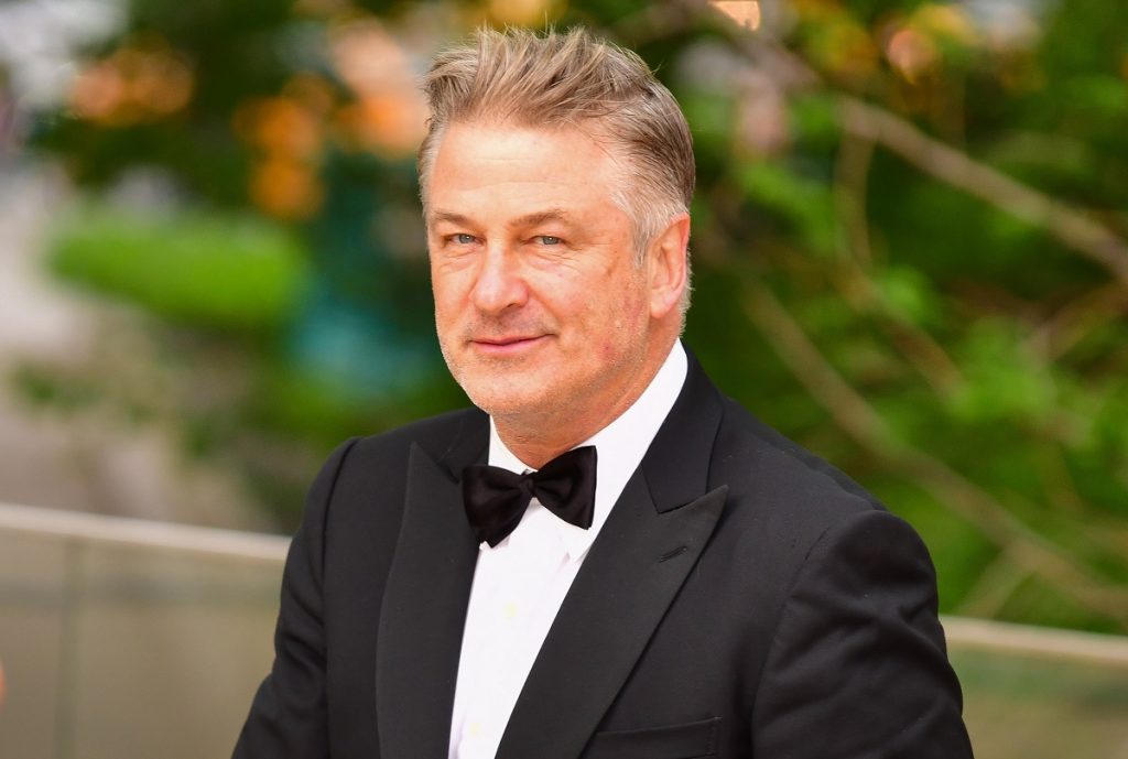 Policía confirmó que fue Alec Baldwin quien disparó el arma de utilería que dio muerte a una mujer