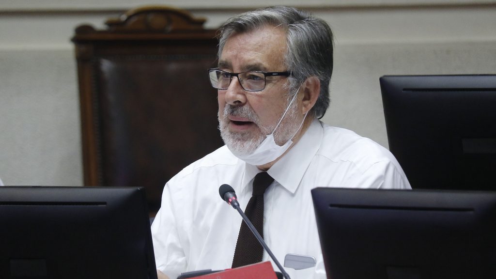 Senador Alejandro Guillier: "No he escuchado a nadie de la derecha que haya dicho algo sobre los disparos con perdigones"