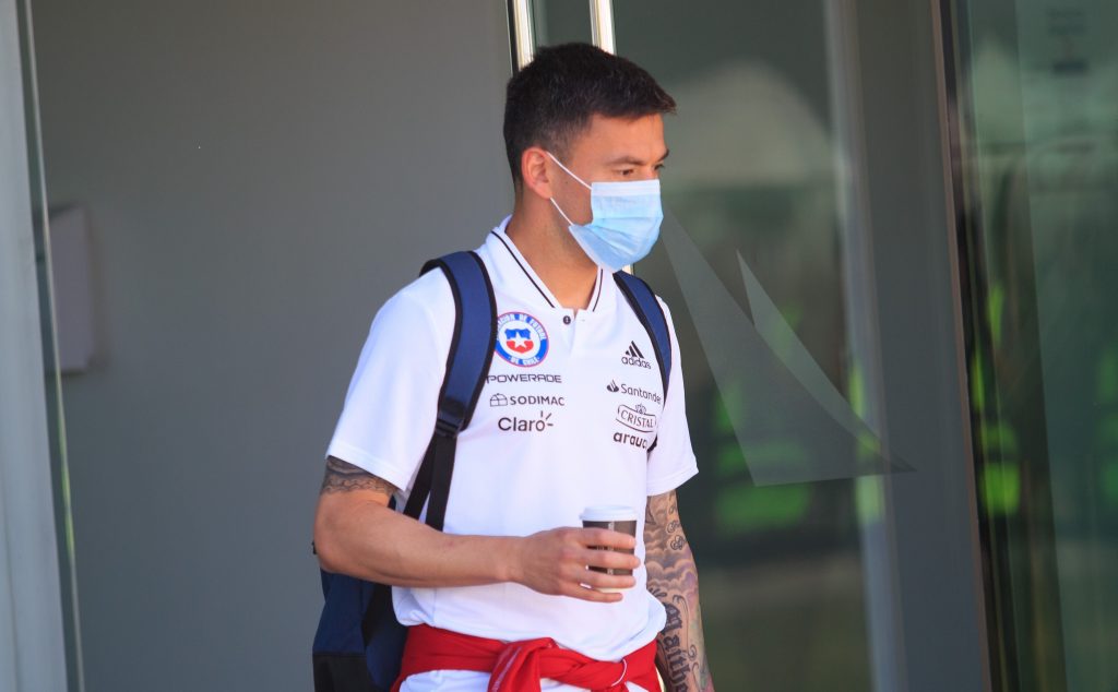 Charles Aránguiz de baja en el Bayer Leverkusen por lesión en la pantorrilla y es duda para la Selección