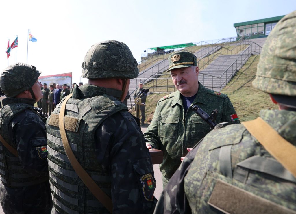 El presidente bielorruso Alexander Lukashenko visitando a sus tropas
