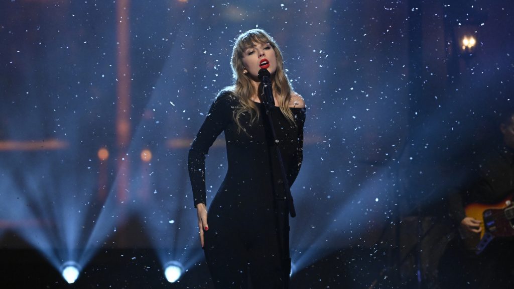Taylor Swift lanzó una nueva versión de “Christmas Tree Farm” con streaming exclusivo en Amazon Music