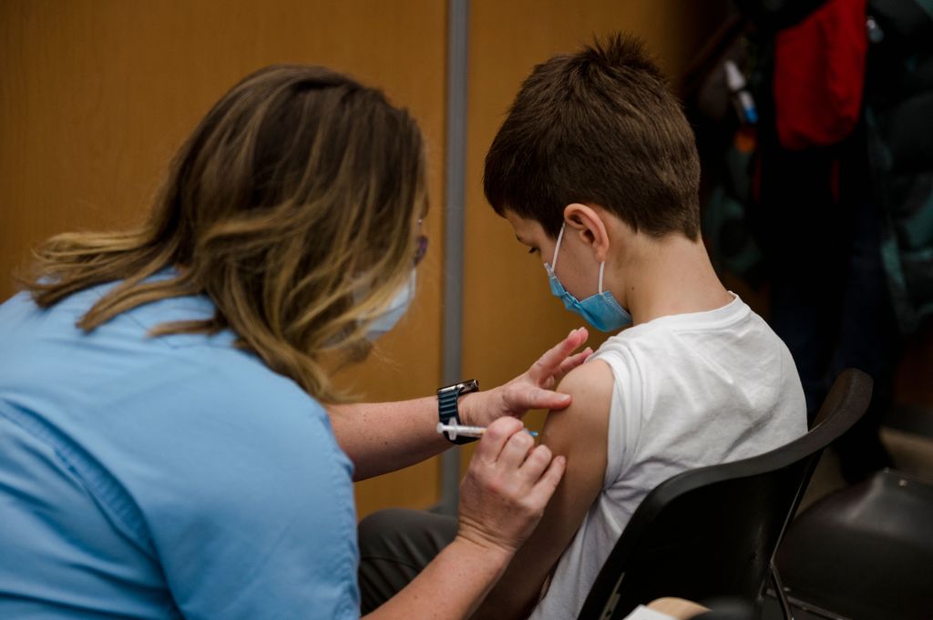Un niño menor de once años recibe la vacuna anticovid de Pfizer