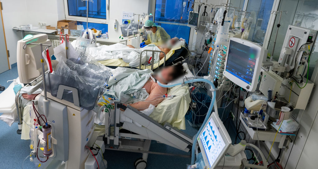 Pacientes con Covid-19 son atendidos en un hospital de Múnich