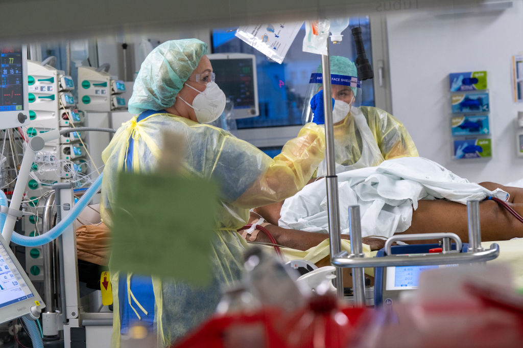 Equipo médico asiste a paciente con Covid-19 en un hospital de Múnich