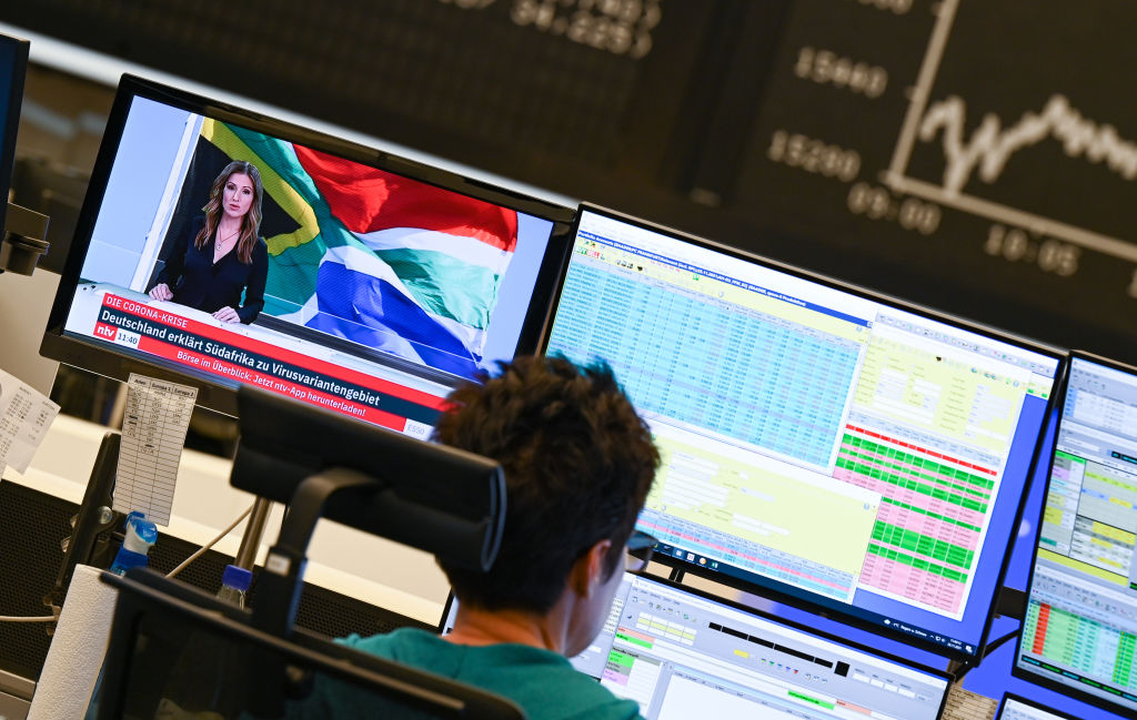 Vendedor de bolsa revisa los monitores en una empresa en Fráncfort