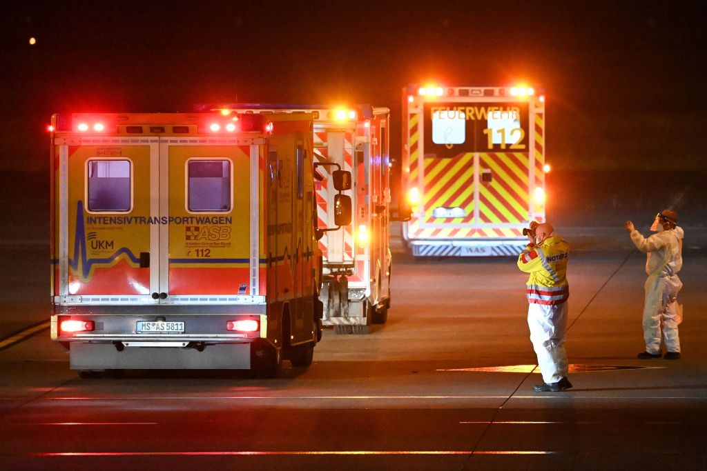Ambulancias trasladan a pacientes contagiados del Covid-19 en Alemania