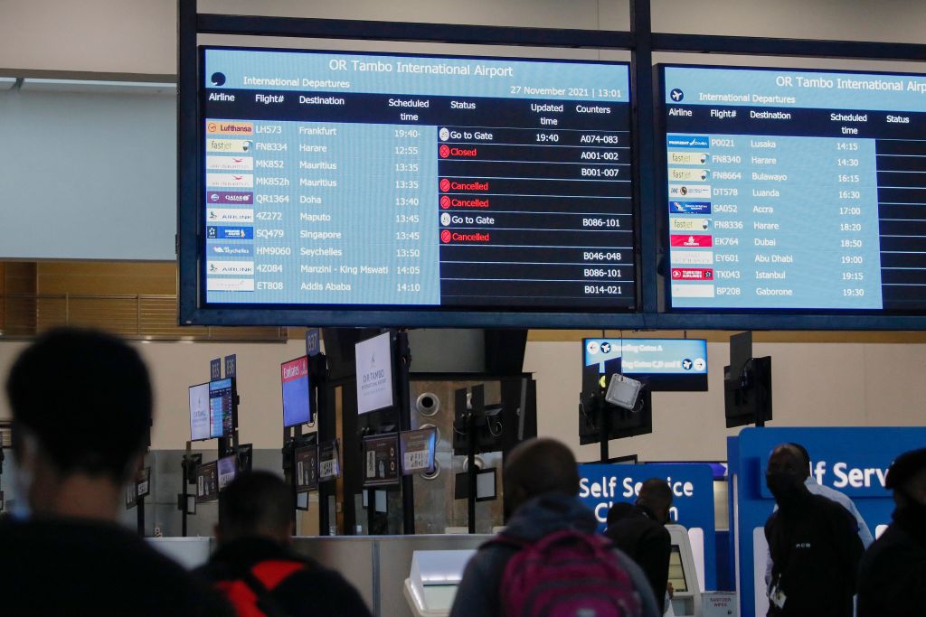 Viajeros ven la cancelación de vuelos en Sudáfrica por la variante ómicron