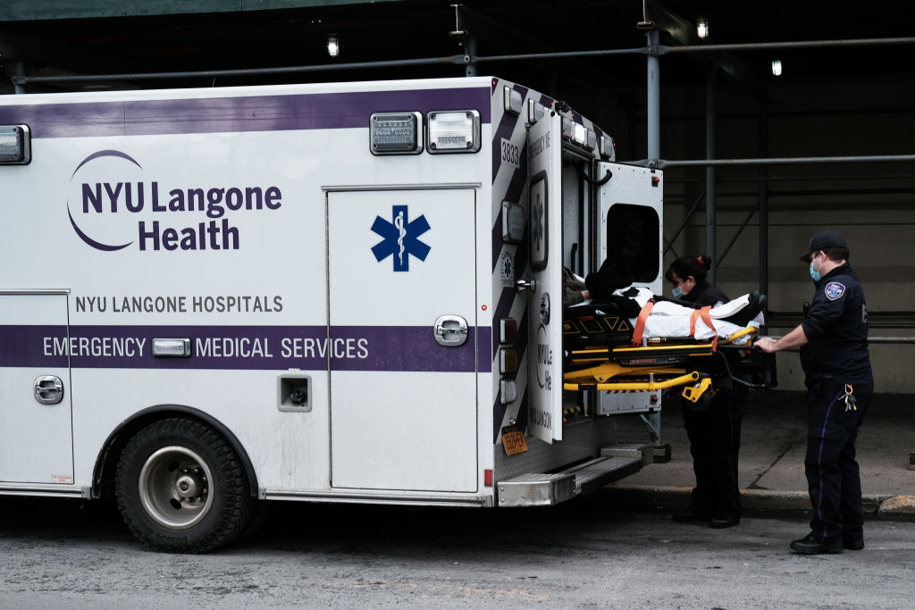 Paciente con Covid-19 es trasladado en ambulancia a un hospital de Brooklyn