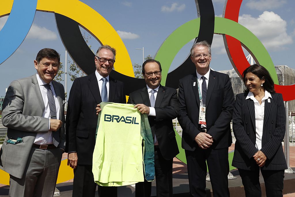 Carlos Arthur Nuzman junto a autoridades francesas por París 2024