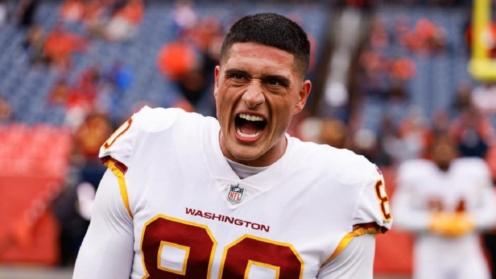 Sammis Reyes le enseñó a hacer empanadas chilenas a sus compañeros del Washington Football Team