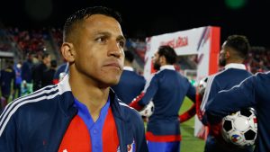 Alexis Sánchez celebró la permanencia universitaria con el himno de la U y el recuerdo de su abuelo