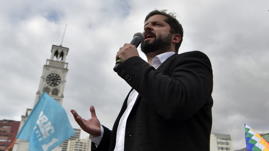 Alcaldesas y alcaldes firmaron carta en apoyo a Gabriel Boric: "En resumen, Chile necesita dignidad"