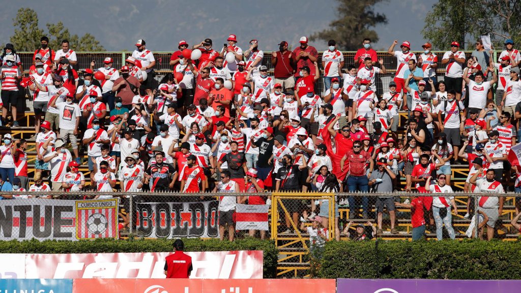 Curicó Unido denunció graves agresiones físicas y sexuales por parte de hinchas de la U contra la fanaticada curicana