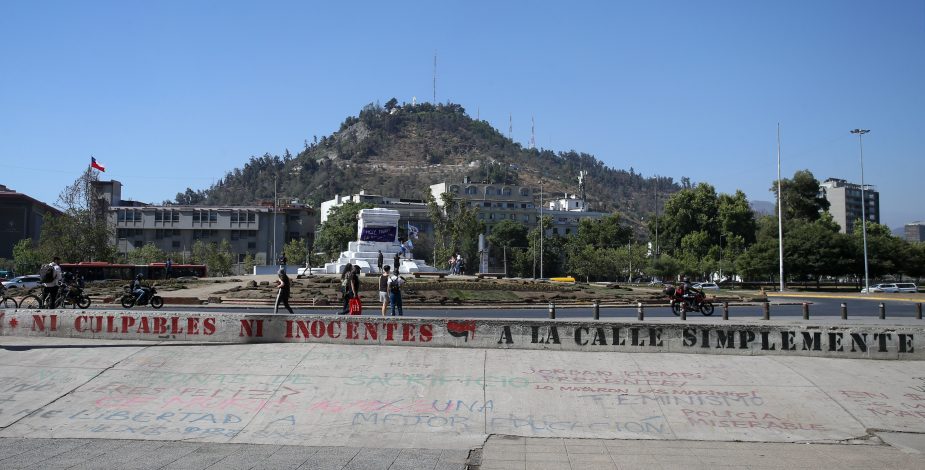 Duró menos de un día: manifestantes retiraron pasto que colocaron adherentes de Kast en Plaza Baquedano