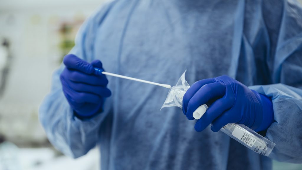 Variante Ómicron: Contacto estrecho del primer caso dio positivo