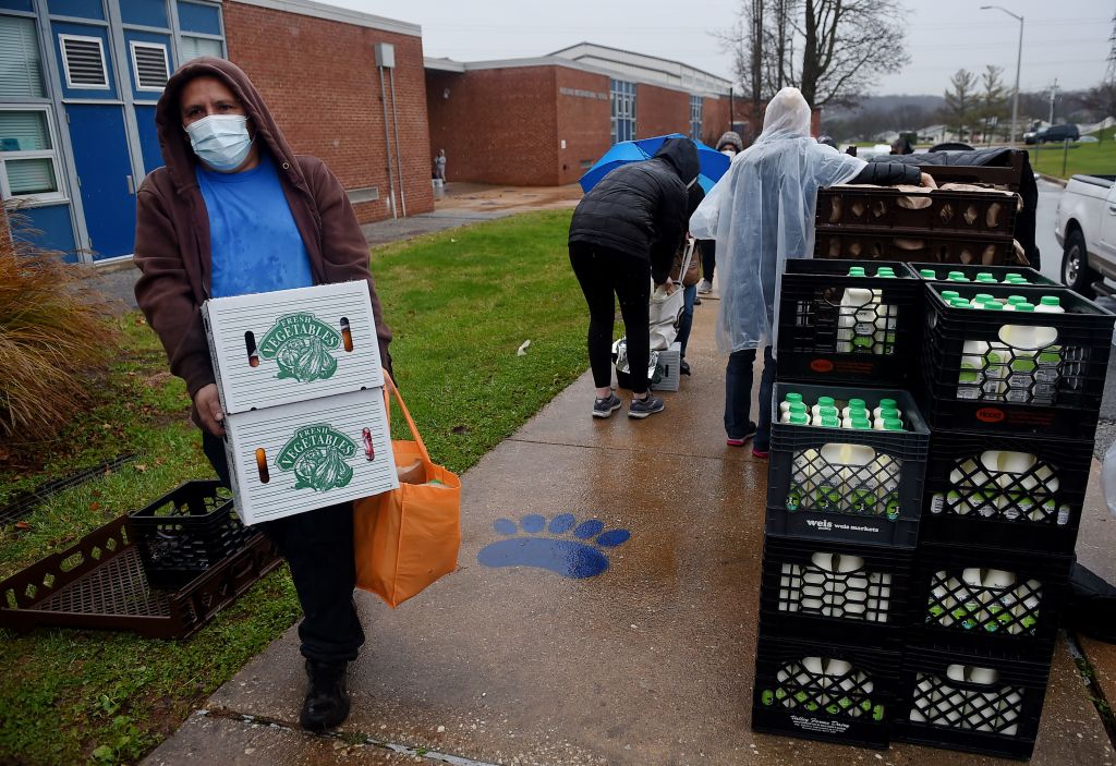 Las personas reciben cajas con comida en la ciudad de Baltimore