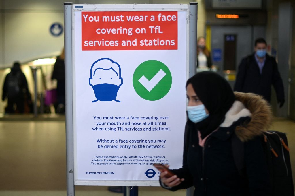 Cartel recuerda vacunarse contra el covid-19 en una estación de Londres