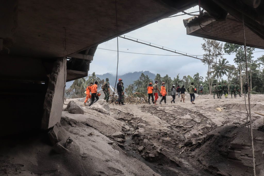 Son al menos 22 las personas fallecidas por la erupción del volcán Semeru en Indonesia