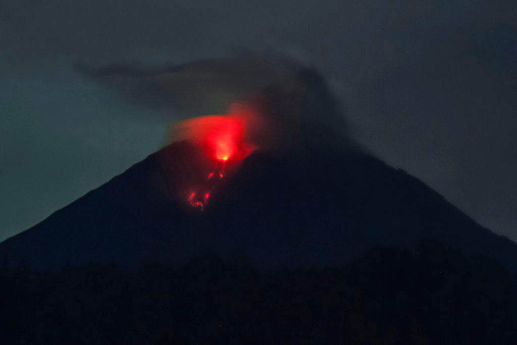 El volcán Semeru expele lava por una de sus laderas en la isla de Java