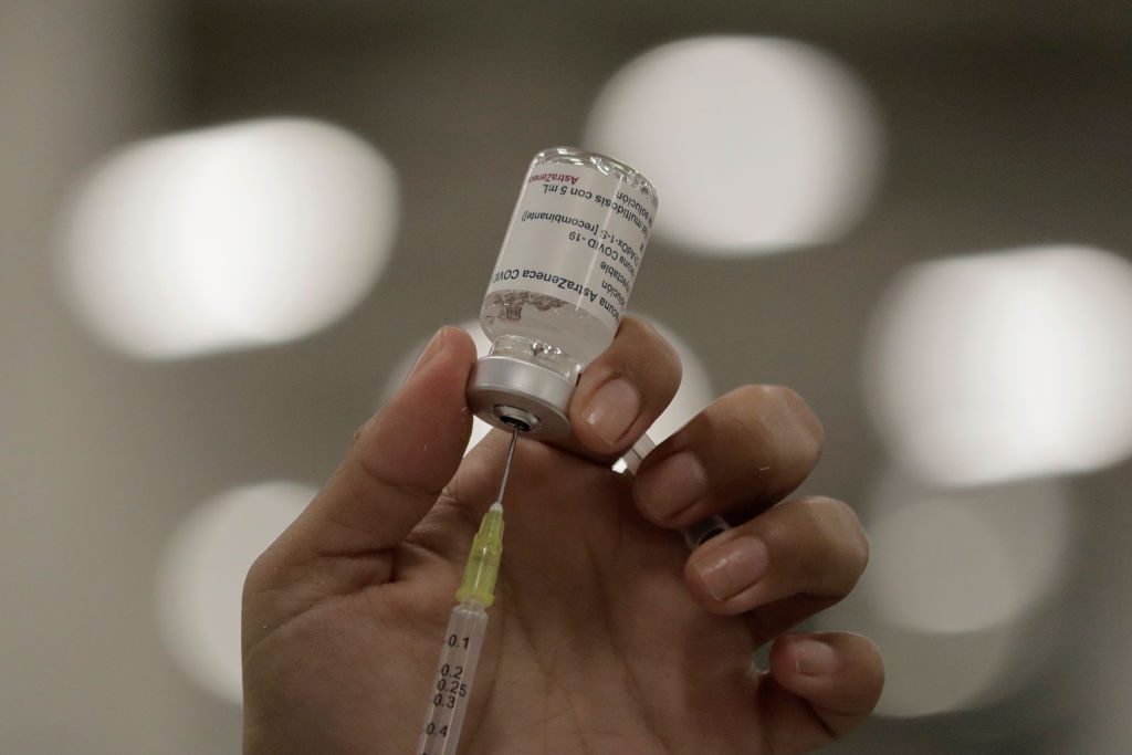 Personal médico prepara una dosis de la vacuna anticovid de AstraZeneca
