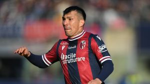 Gary Medel recibió un golpe y debió dejar la cancha en derrota del Bologna ante la Fiorentina