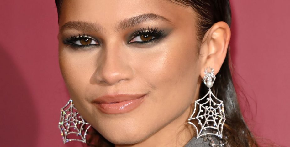 Zendaya sorprendió con elegante antifaz en premiere de 