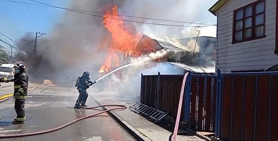 Incendio forestal en Castro: alcalde de la comuna confirmó que un centenar de casas fueron afectadas por las llamas