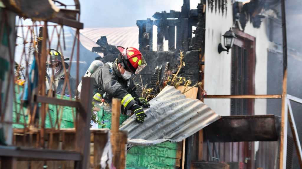 Reportan voraz incendio en campamento 