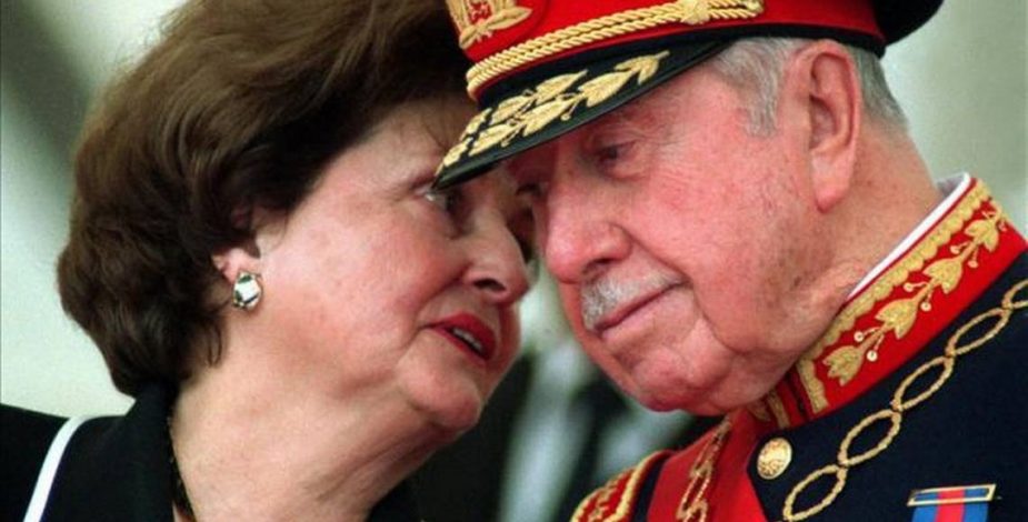 Seis décadas, cinco hijos y una dictadura: El matrimonio de Lucía Hiriart y Augusto Pinochet