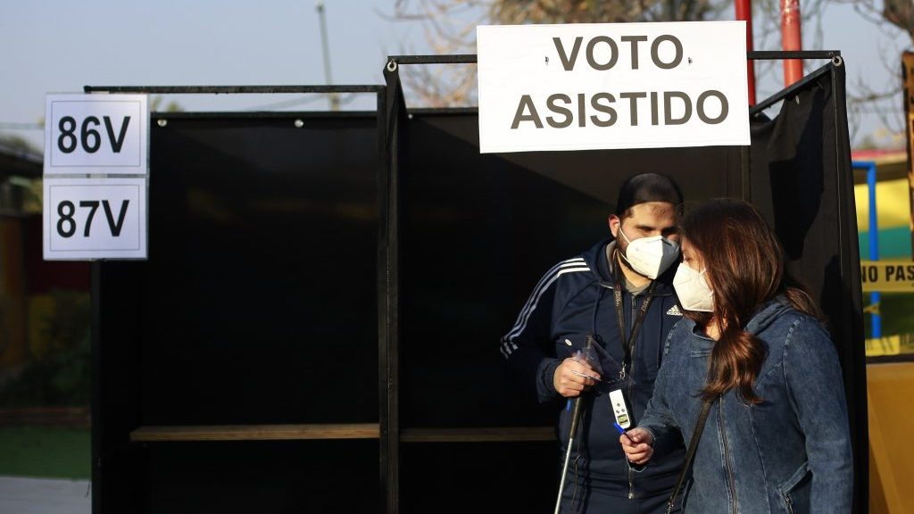 Segunda vuelta 2021: el Servel recordó cómo son las normas del voto asistido