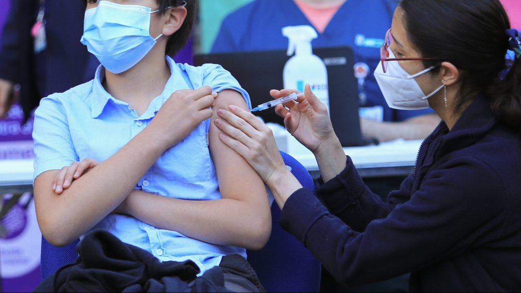 Gracias a estudio clínico chileno, Brasil autorizó uso de vacuna Sinovac en niñas y niños