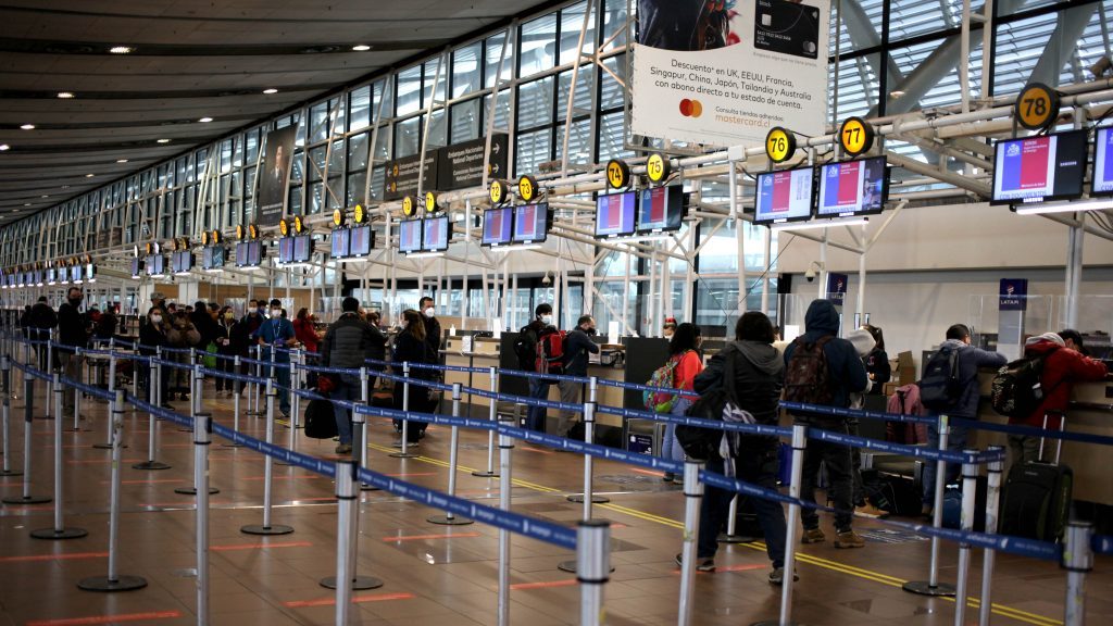 Subgerente del Aeropuerto de Santiago: "Hay poca capacidad para la cantidad de personas que debe realizarse el PCR"
