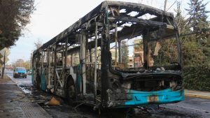 Dos buses del transporte público fueron incendiados en la comuna de Pudahuel