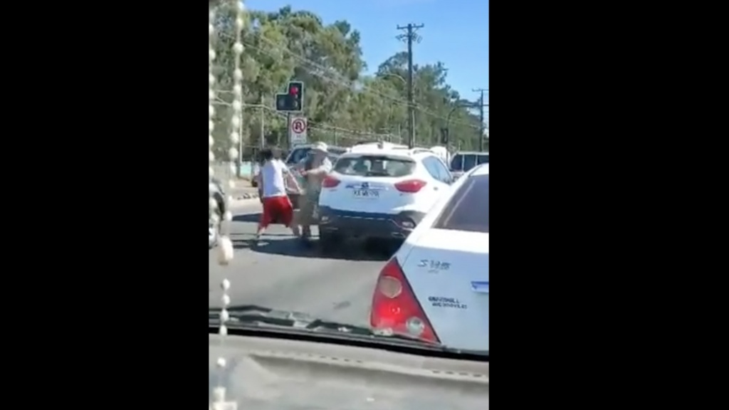 Hasta con un bate de béisbol: registran impactante pelea entre conductores en plena vía pública en San Pedro de la Paz