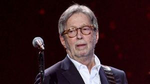 Eric Clapton volvió a expresar su visión antivacuna y aseguró que se trata de una "hipnosis masiva"