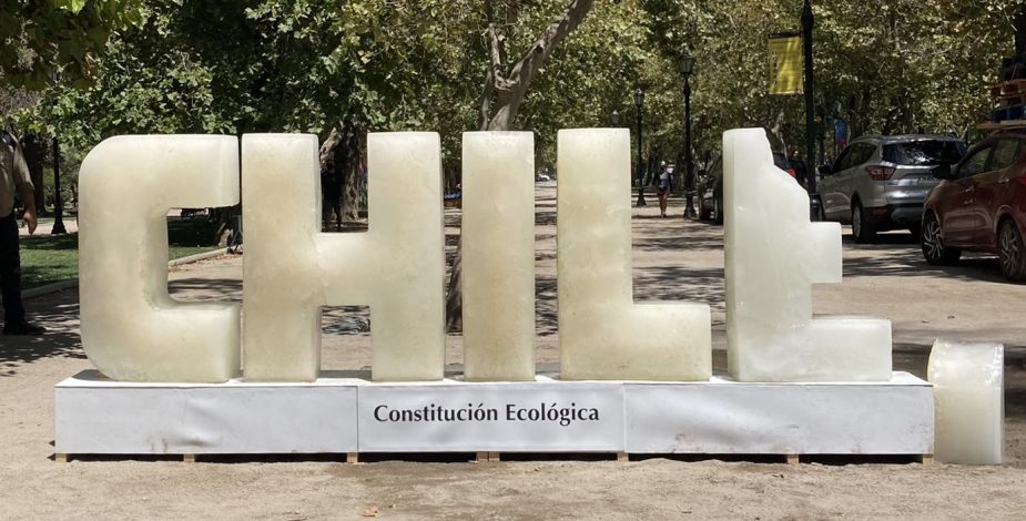 ONG Fima presentó intervención artística por una Constitución ecológica: “Necesitamos que sea una realidad antes que Chile se derrita”