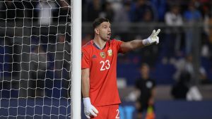 "Dibu" Martínez y Nicolás Otamendi se quejaron por la llegada de la selección argentina a Chile