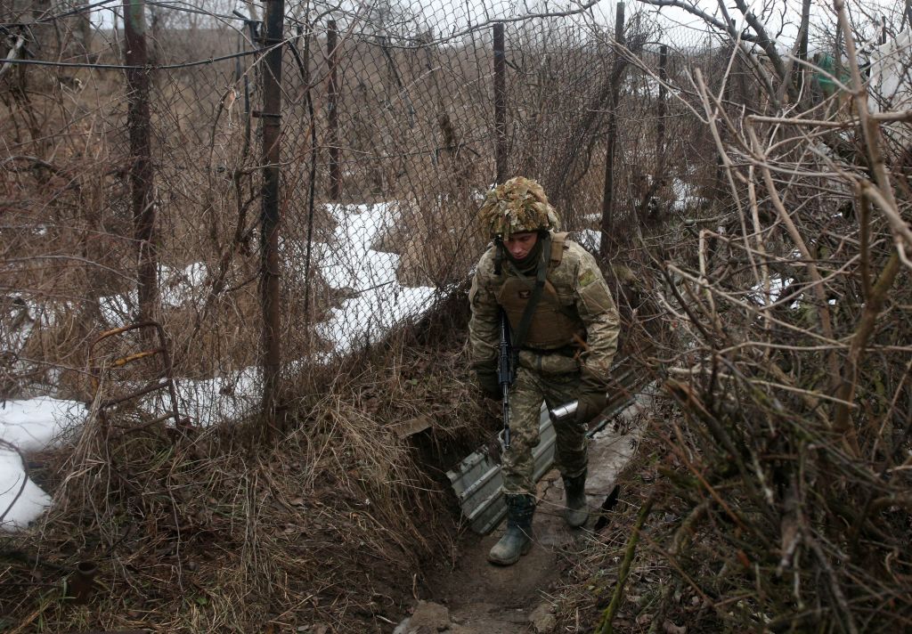 Militar ucraniano vigila la zona fronteriza con Rusia en la región de Donetsk