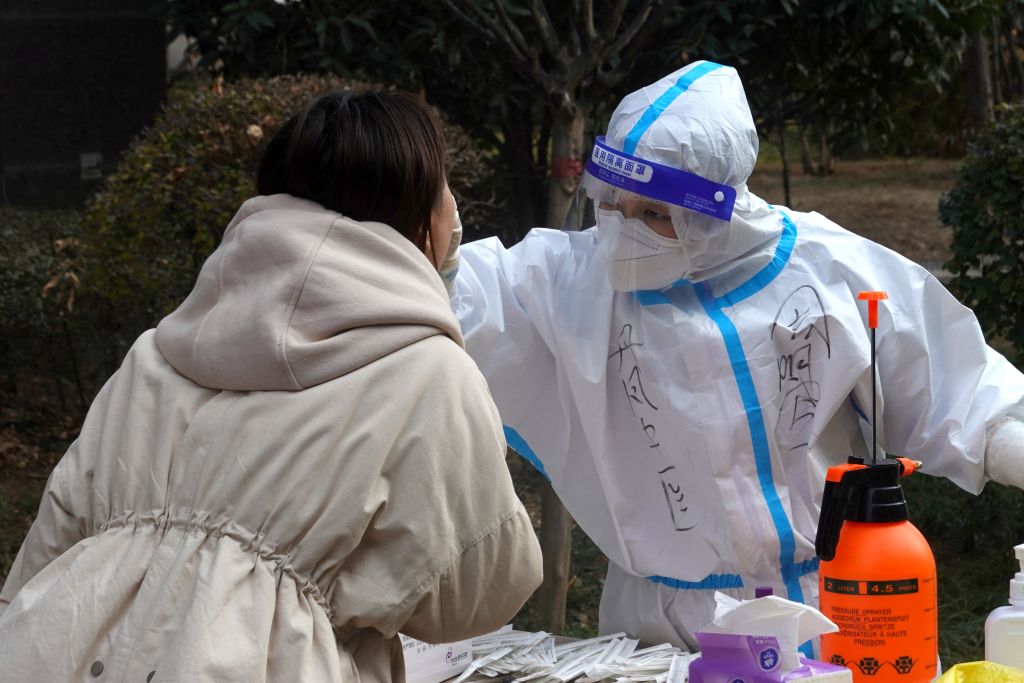 Trabajadores de la salud realizan test del covid-19 en la ciudad china de Xian