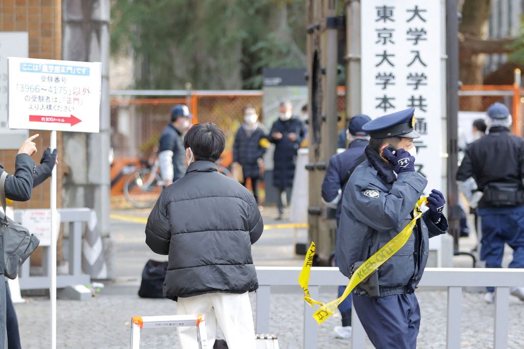 Oficiales de policías resguardan la zona del ataque armado en Tokio